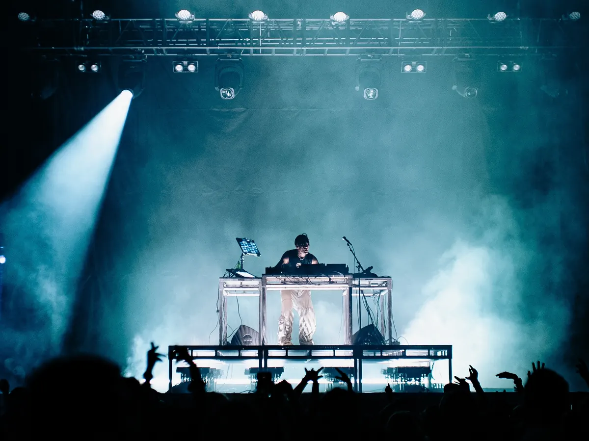 Aaron Hibell Brings Live Instrumentation to Synchronicity Tour