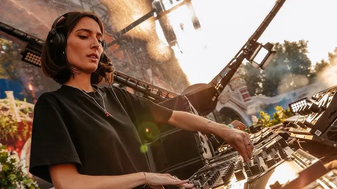 Amelie Lens Announces Debut Album 'AURA' for September