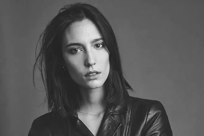 Amelie Lens Unleashes Hypnotic New Techno Banger 'Whatever You Do'!
