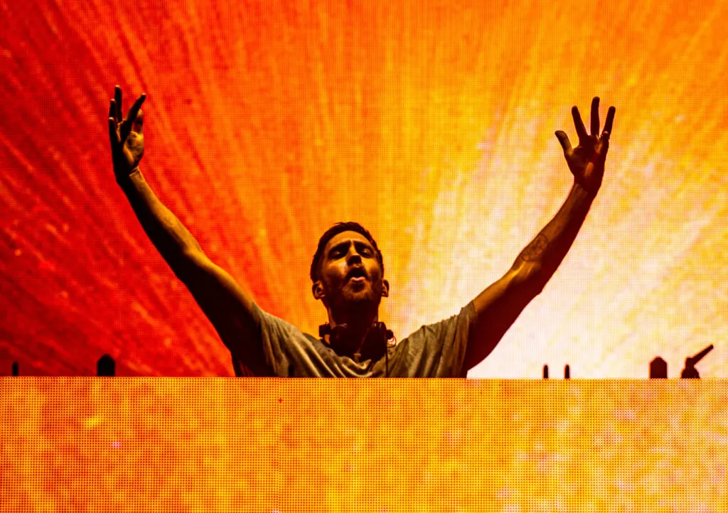 Calvin Harris Closes Head Trip Set With Avicii's 'Levels'