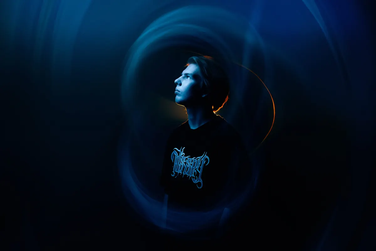 Øneheart Pivots From Ambient Stillness to Techno on 'Hero'