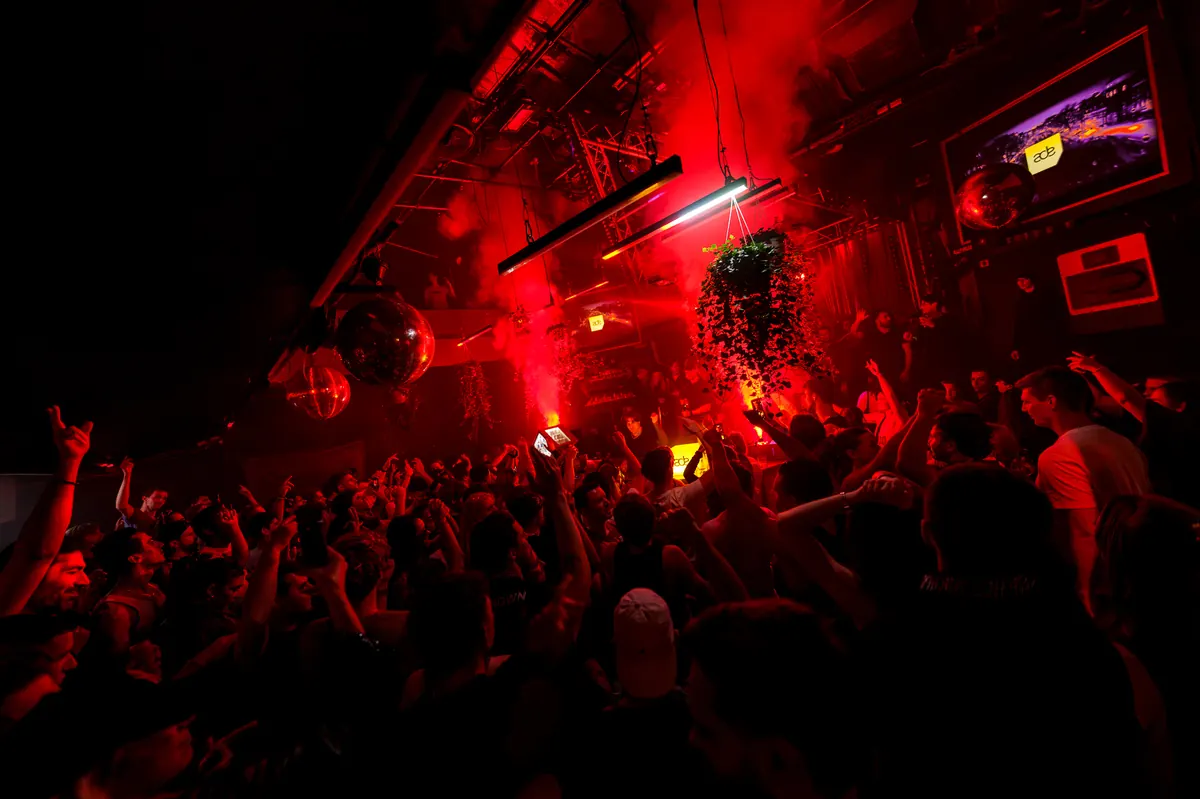 Tear Gas Attacks at Amsterdam Dance Event Linked to Jewelry Thefts